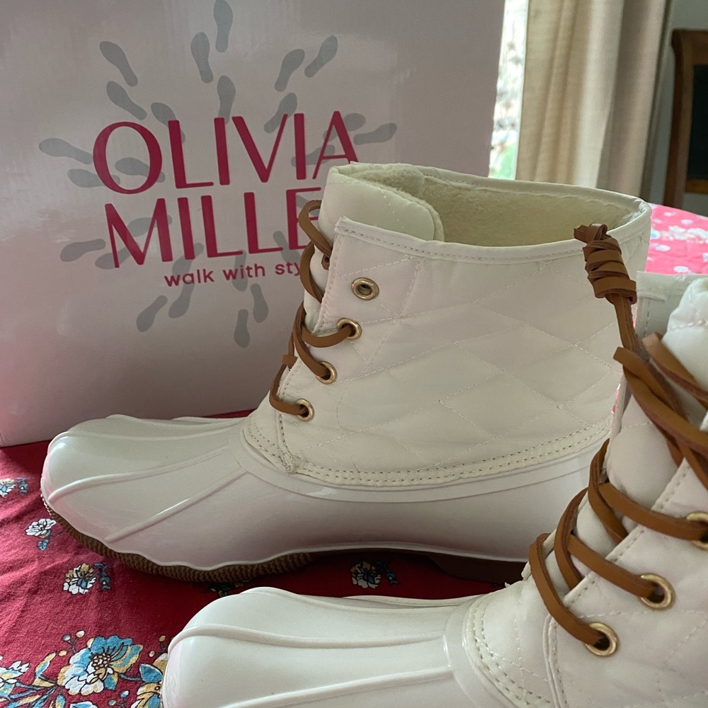 Olivia Miller Quilted Duck Boots Ivory Sz 8.5 Unique